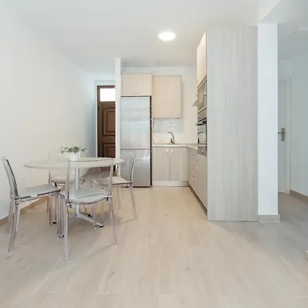 Апартаменты Modern And Spacious With Terrace And Swimming Pool