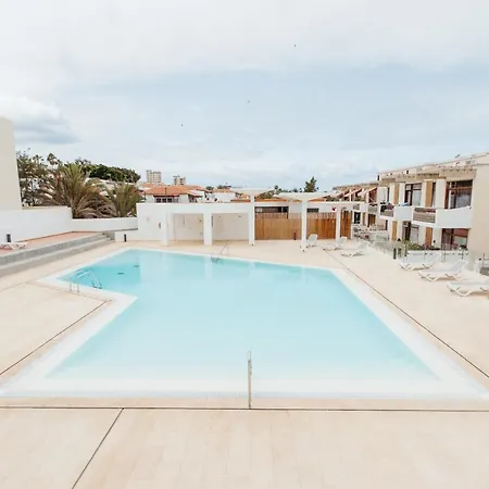 Appartement Modern And Spacious With Terrace And Swimming Pool
