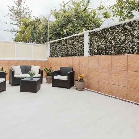 Апартаменты Modern And Spacious With Terrace And Swimming Pool